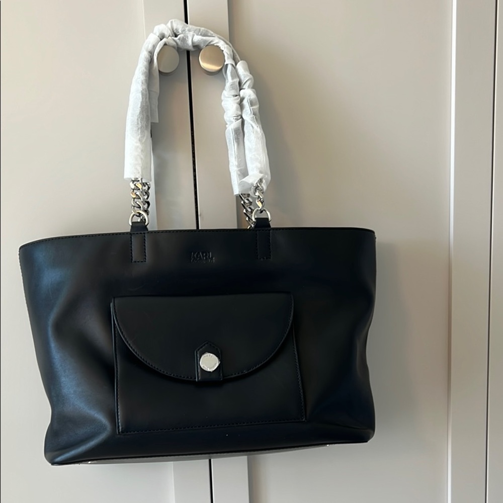 Sleek Black Tote Bag with Structured Design